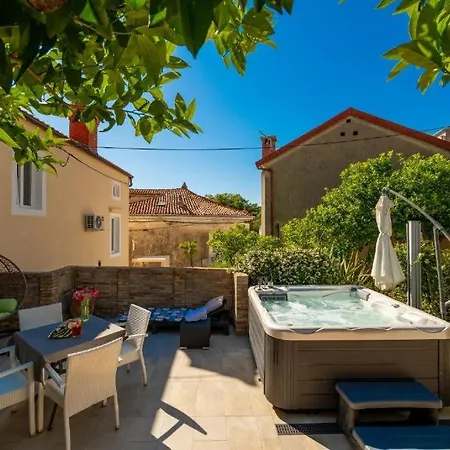 Lägenhet Cozy Silva Near Center With Jacuzzi And Parking Mali Lošinj